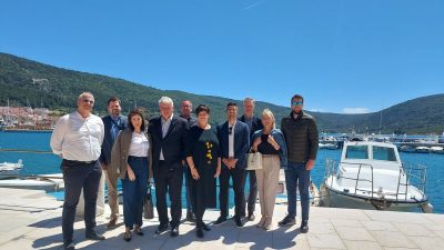 Župan Komadina na Cresu održao radni sastanak s ravnateljima županijskih lučkih uprava, obišli i novouređenu luku u Cresu