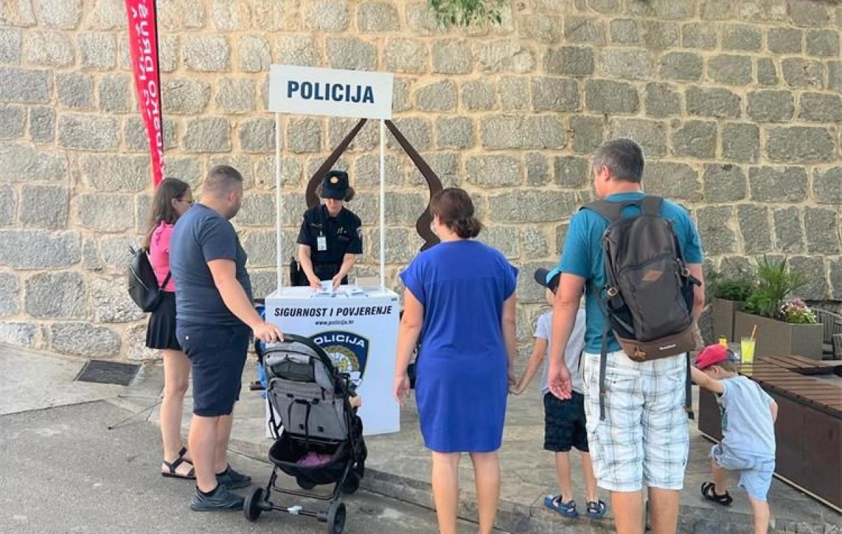 Policija i Crveni križ obilježili Međunarodni dan borbe protiv zlouporabe droga i nezakonitog prometa drogama