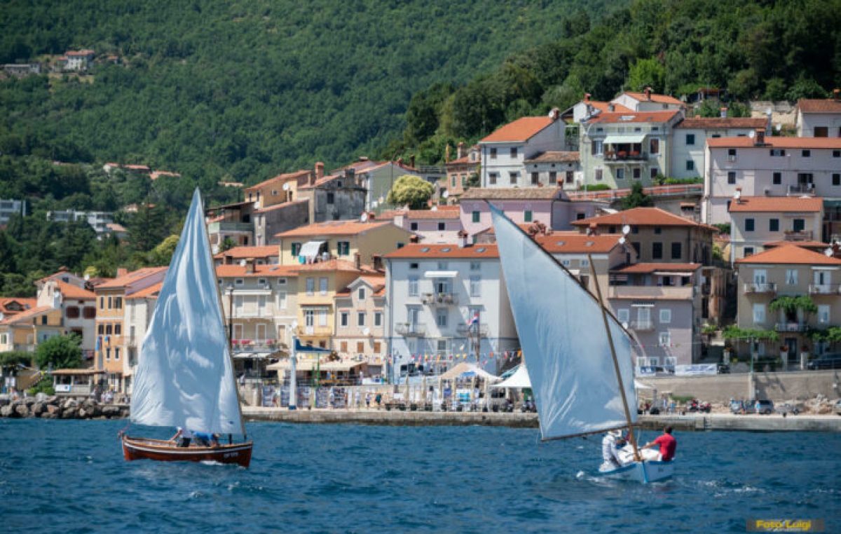 16. Smotra i regata tradicijskih barki uz bogat program u Mošćeničkoj Dragi