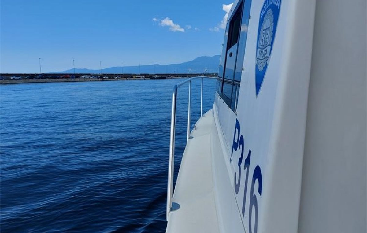 Upravljali plovilom pod utjecajem alkohola pa se zabili u obalu kod Omišlja