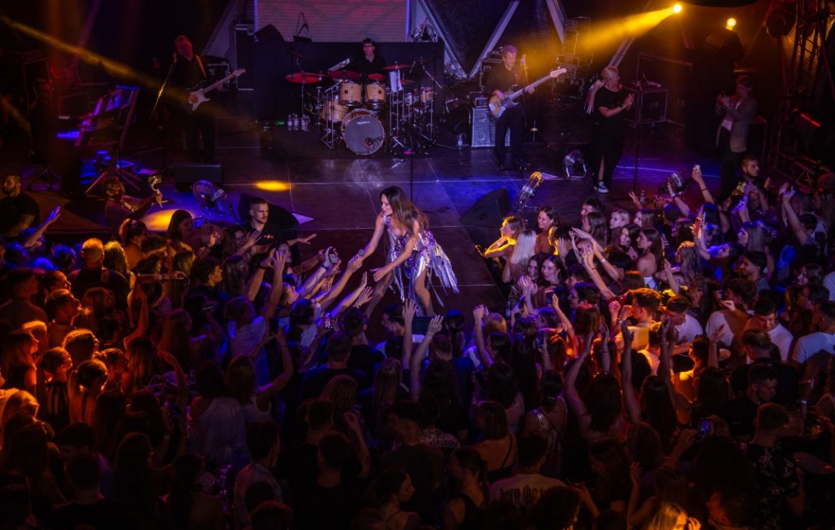 [FOTO] Na Severinin koncert u Malinskoj došao i Luka Dončić: “Obećao si mi dres za sina!”