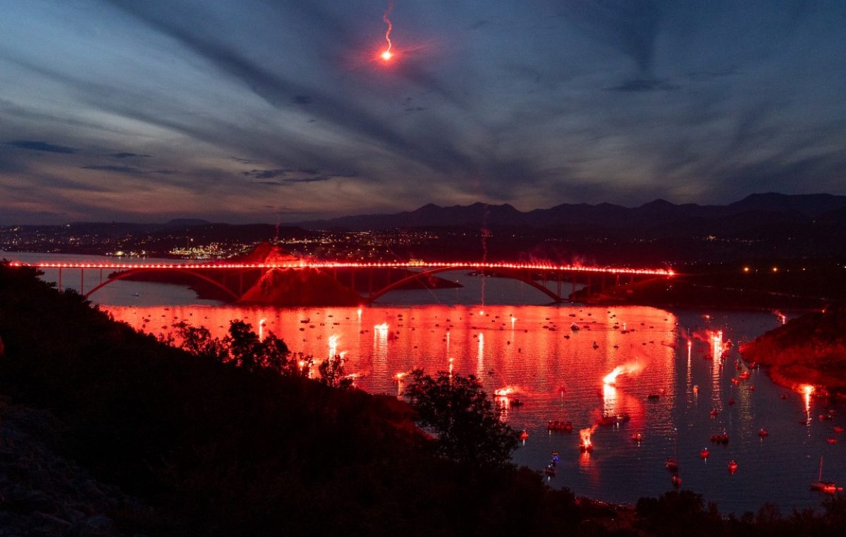 [FOTO/VIDEO] Ovako je Krčki most danas gorio za poginule branitelje