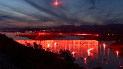 [FOTO/VIDEO] Ovako je Krčki most danas gorio za poginule branitelje