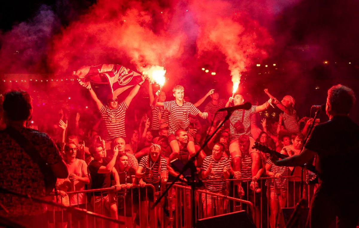 [FOTO/VIDEO] Baklje, vatromet i Dalmatino za još jedan fantastičan Ribarski dan u Baški