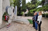 Povodom 80. obljetnice oslobođenja otoka Krka, delegacija Općine Omišalj položila vijenac i zapalila svijeće