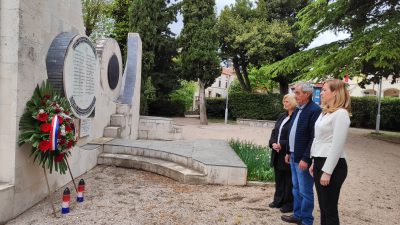 Povodom 80. obljetnice oslobođenja otoka Krka, delegacija Općine Omišalj položila vijenac i zapalila svijeće
