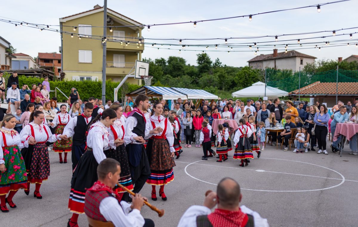 “Ne srami se od kuda si aš toga drugamo ni”: Održana 2. manifestacija “Neka Kivna po starinski tonca”