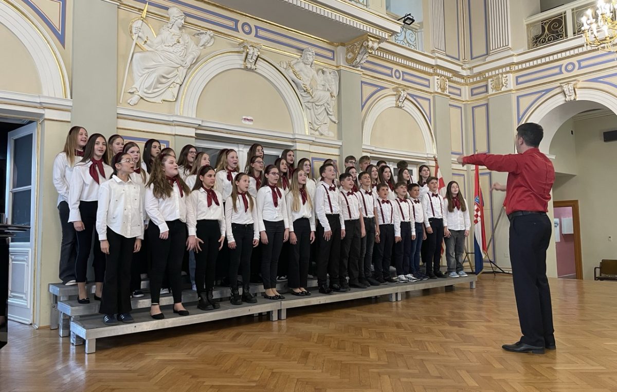 Pjevački zbor OŠ Krk osvojio srebrnu plaketu na Državnom natjecanju u Varaždinu