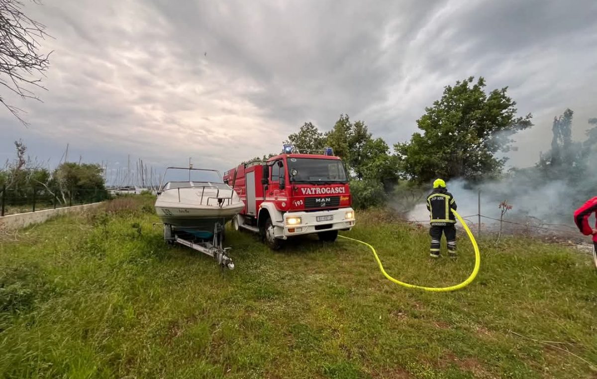 Punat: Požar otvorenog prostora
