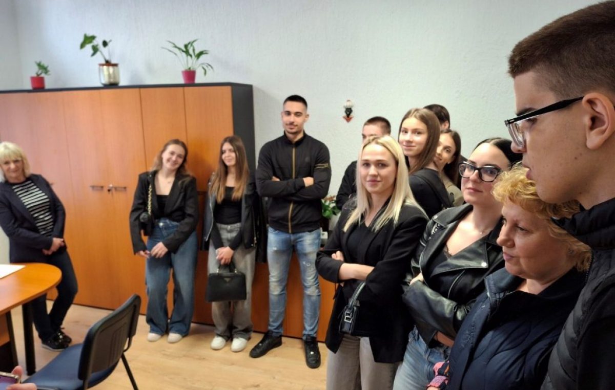Učenici Ekonomske škole posjetili Matični ured