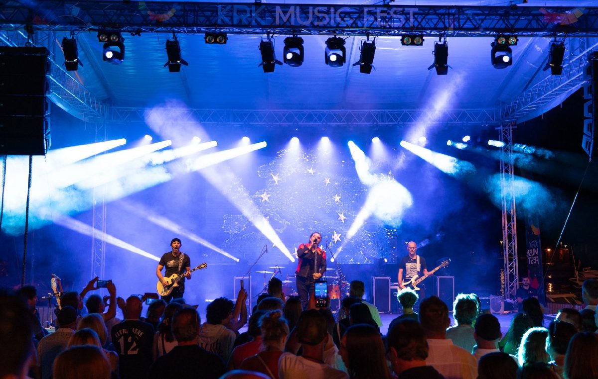 [FOTO/VIDEO] Sjajan Velvet Dress U2 Tribute band u žestokoj rock završnici Krk Music Festa
