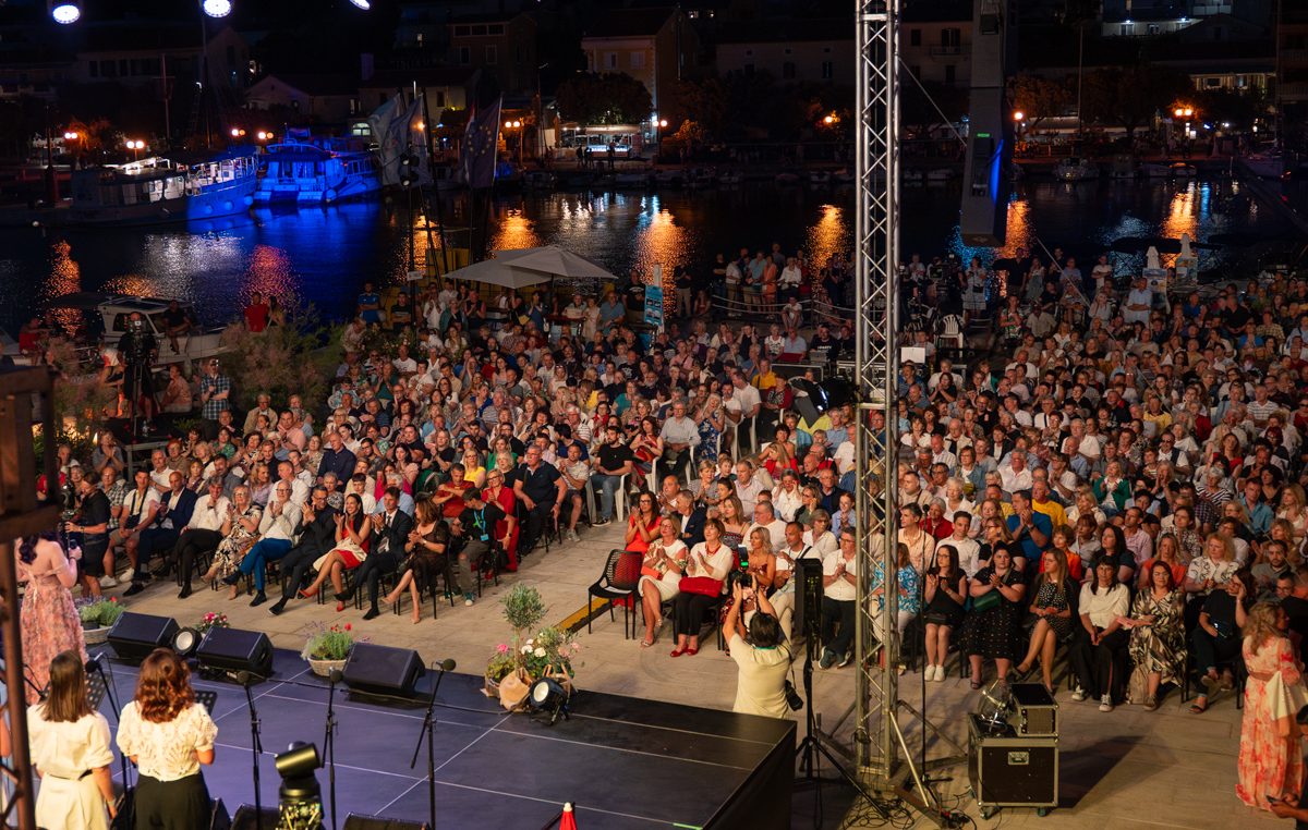 [FOTO/VIDEO] Velikim finalom u Malinskoj završen ovogodišnji MiK: Pobjednice su Irena Grdinić i Dora Bokulić