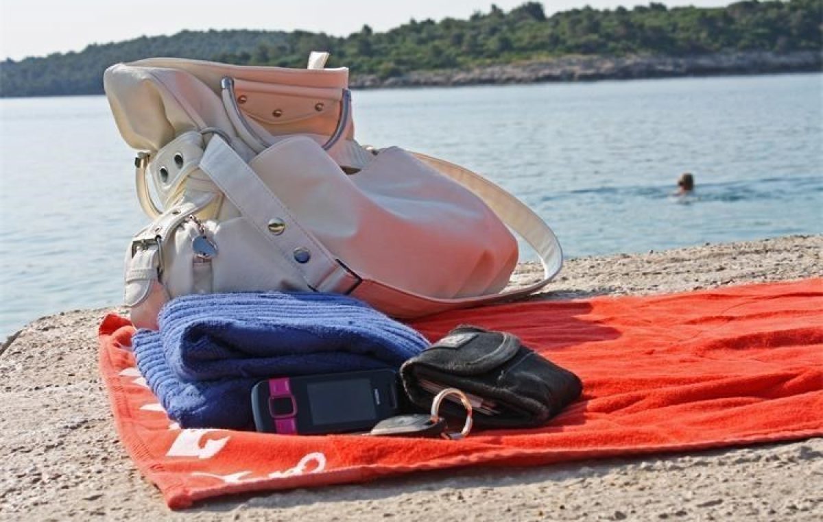 Kradljivci operiraju po krčkim plažama, oprez!
