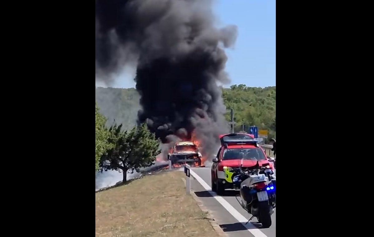 [VIDEO] Usred kolone na Krku zapalio se automobil, vatrogasci poslali apel koji spašava živote