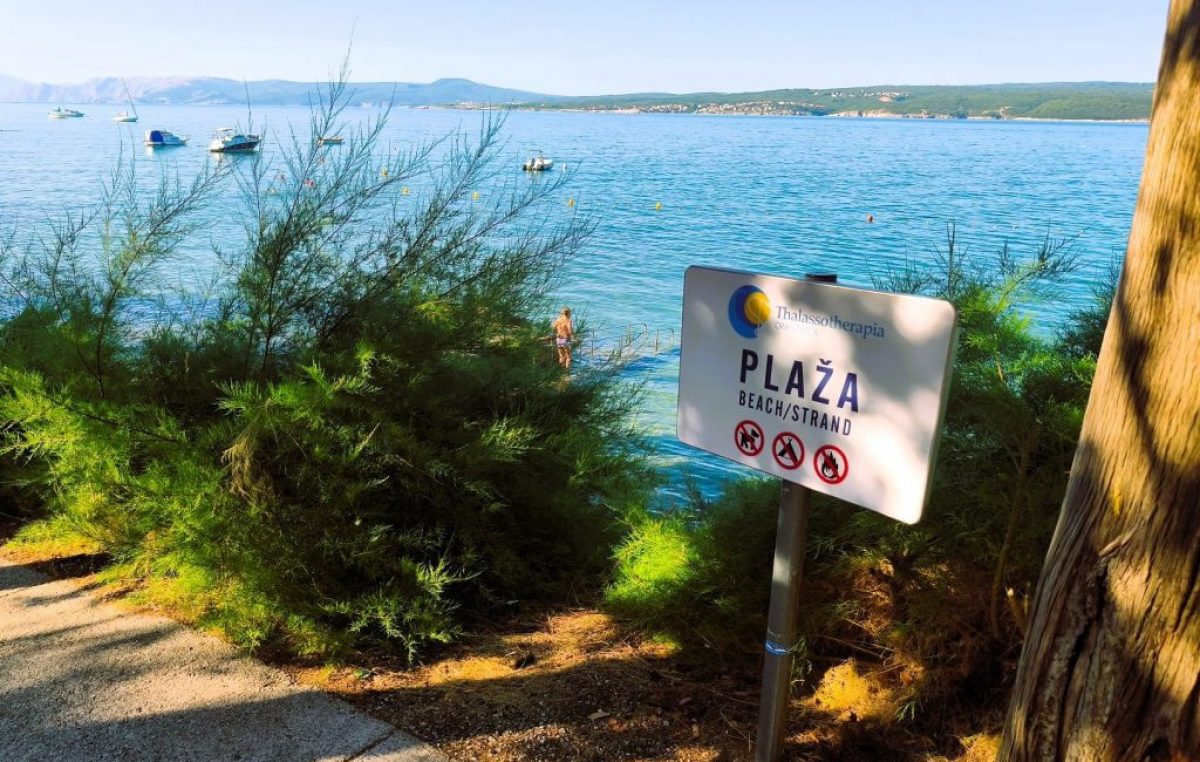 Uređena plaža ispod Thalassotherapije Crikvenica