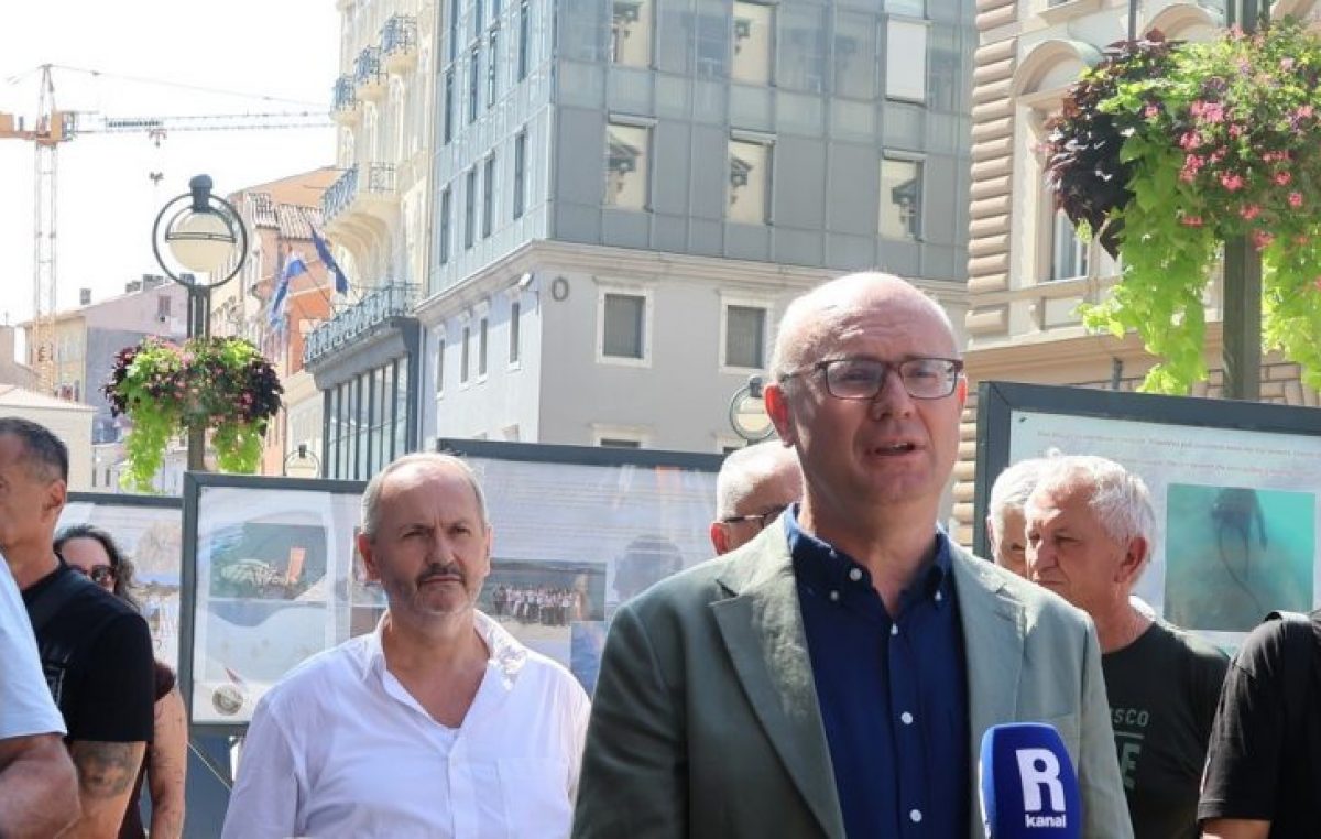 Na Korzu postavljena izložba o volonterskim ekološkim akcijama veterana 9. gardijske brigade Vukovi