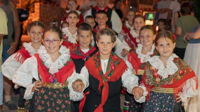[FOTO] Dubašljanske ljetne večeri: KUU Dubašnica i klapa Kaštadi u Portu