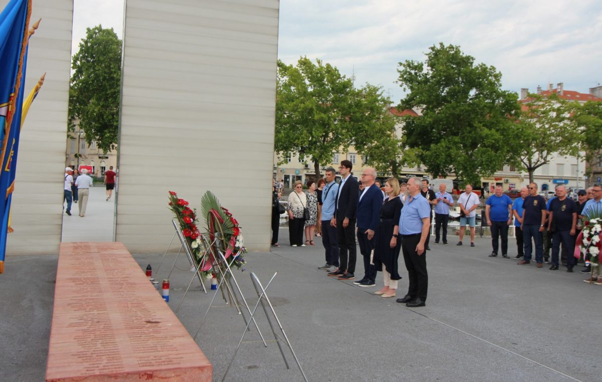 Položeni vijenci i postavljena izložba povodom 34. obljetnice osnutka 111. brigade