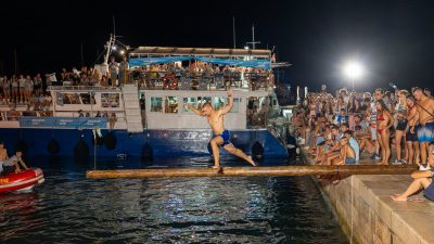 [FOTO/VIDEO] Giuliano, tradicija i ludi letovi po gredi: Ribarski dani su se (opet) upisali u memoare najzabavnijih ljetnih večeri