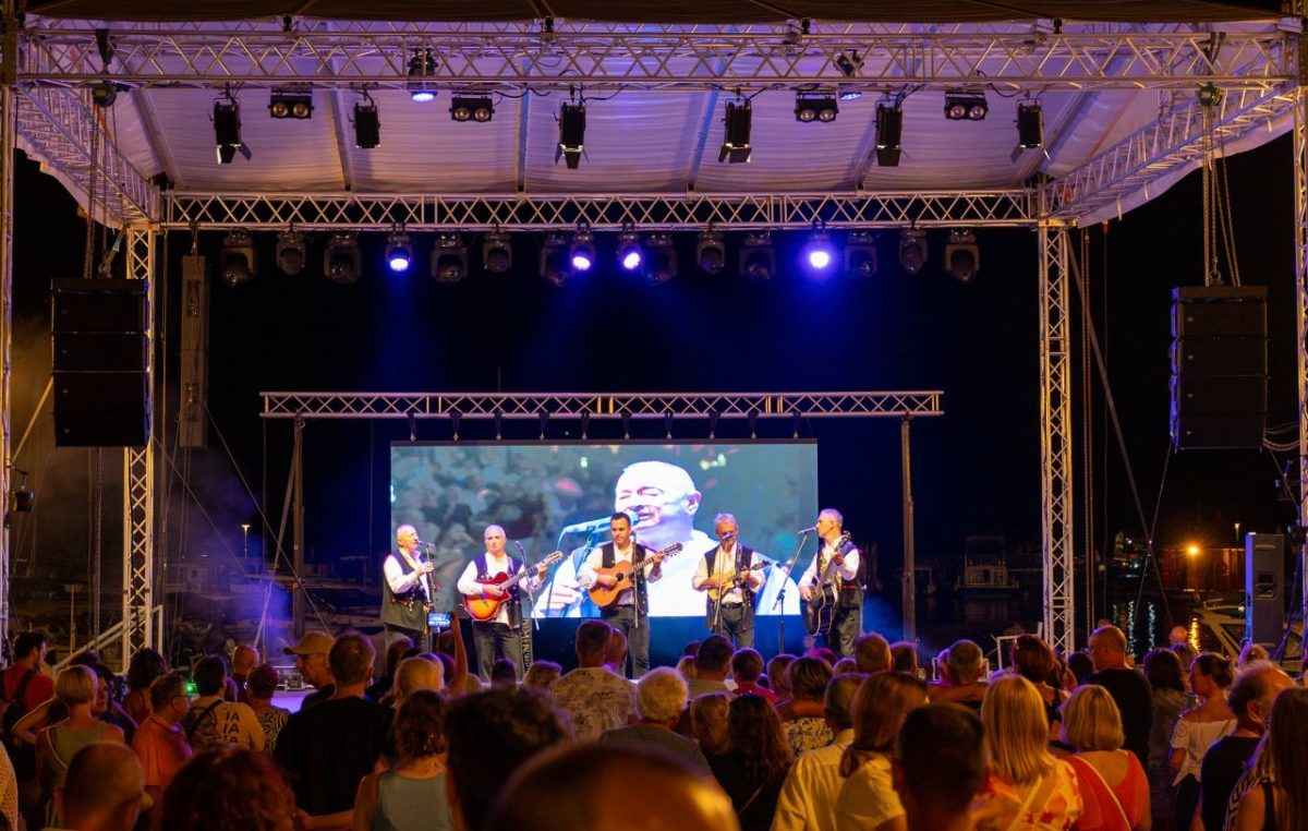 [FOTO/VIDEO] Romantična završnica 28. Krčkih jedara: Klapa More uz more – za ljude od mora