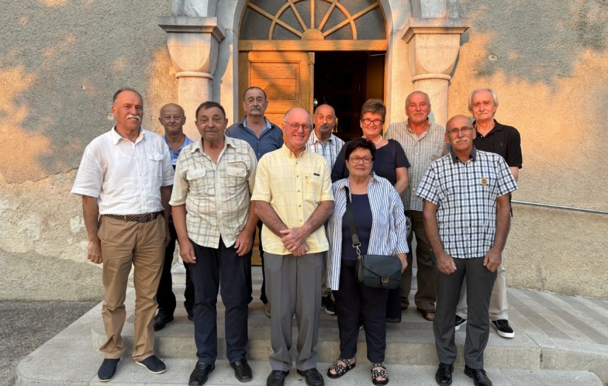 Smijeh, zagrljaji i toplina prijateljstva: Tradicionalno okupljanje 70-godišnjaka u Puntu