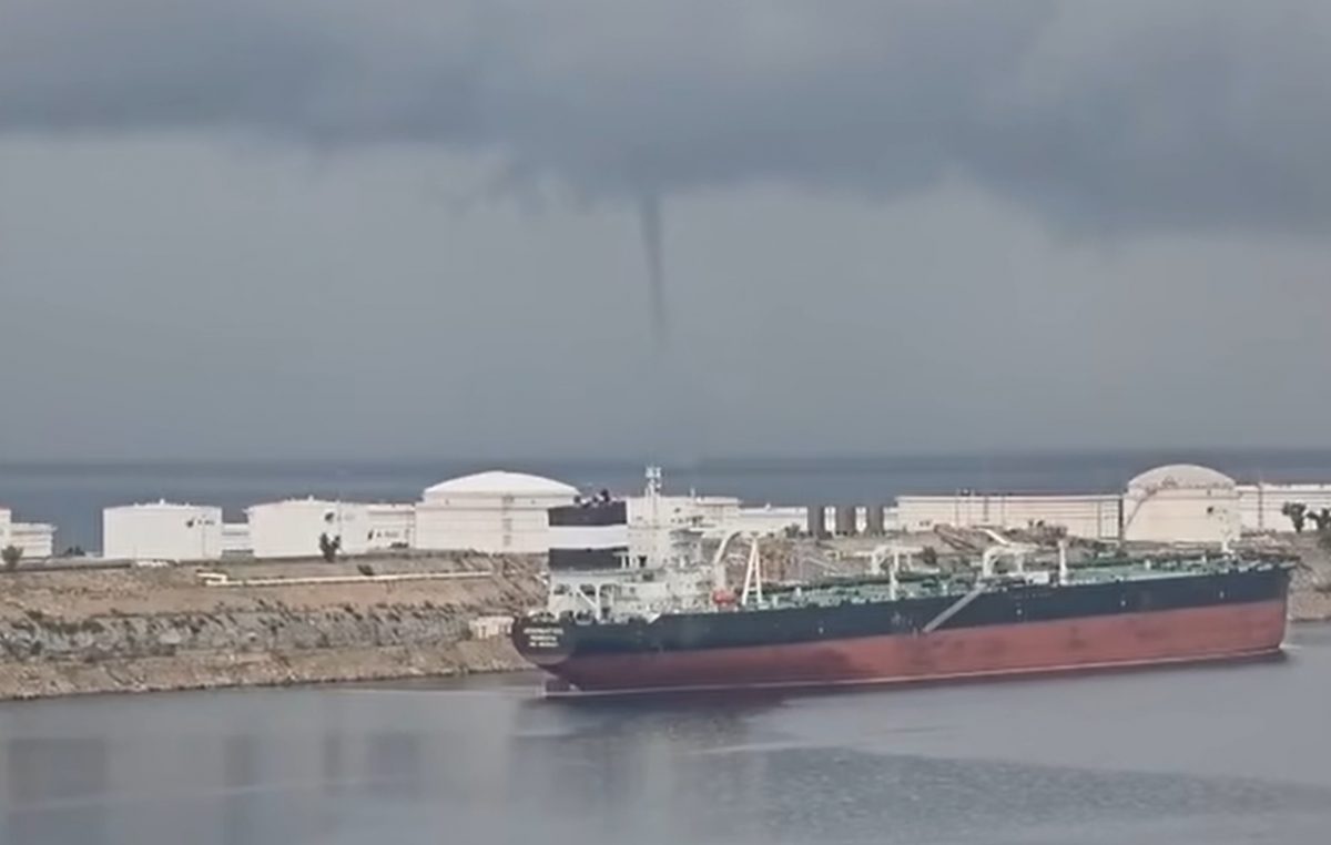 [VIDEO] Pijavica snimljena na moru ispred Omišlja
