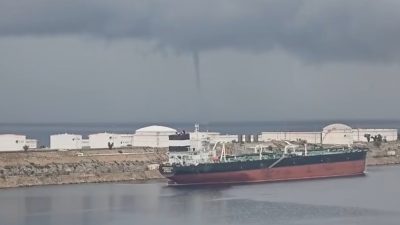 [VIDEO] Pijavica snimljena na moru ispred Omišlja