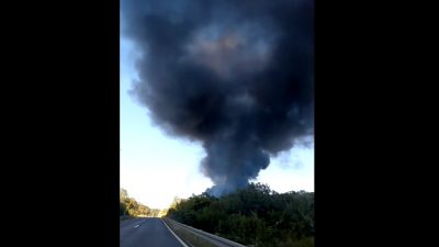 [VIDEO] 20 vatrogasaca na terenu: Veliki požar na Krku, izgorjela je servisna hala