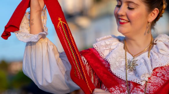 Vrijedne ruke Adriane Žužić oživjele su stari običaj – užancu štikanja kalceta