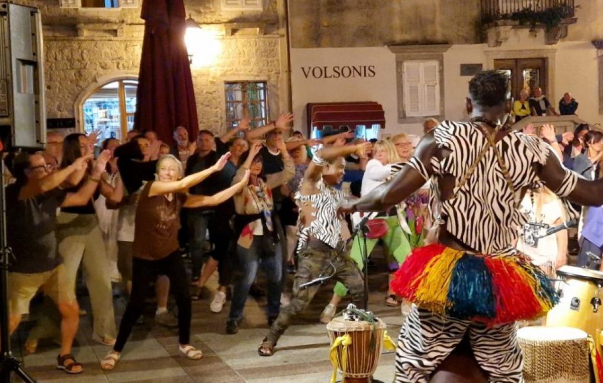 Vela placa u ritmu 1. Afro Daya: Najpoznatiji krčki Senegalac u Krku rasplesao staro i mlado