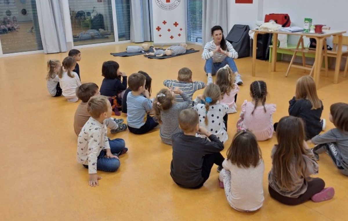 Djeca iz Dječjeg vrtića Malinska učila osnove prve pomoći uz Crveni križ Krk