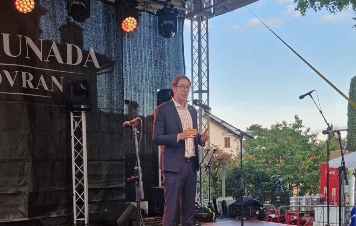 Zamjenik župana Robert Matić proglasio otvorenom jubilarnu 50. Marunadu u Lovranu te sudjelovao na otvorenju izložbe “Tri generacije brodomaketara”
