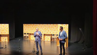 “Frane Merikan” oduševio  publiku,  Primorsko-goranska županija darovala predstavu umirovljenicima za njihov dan