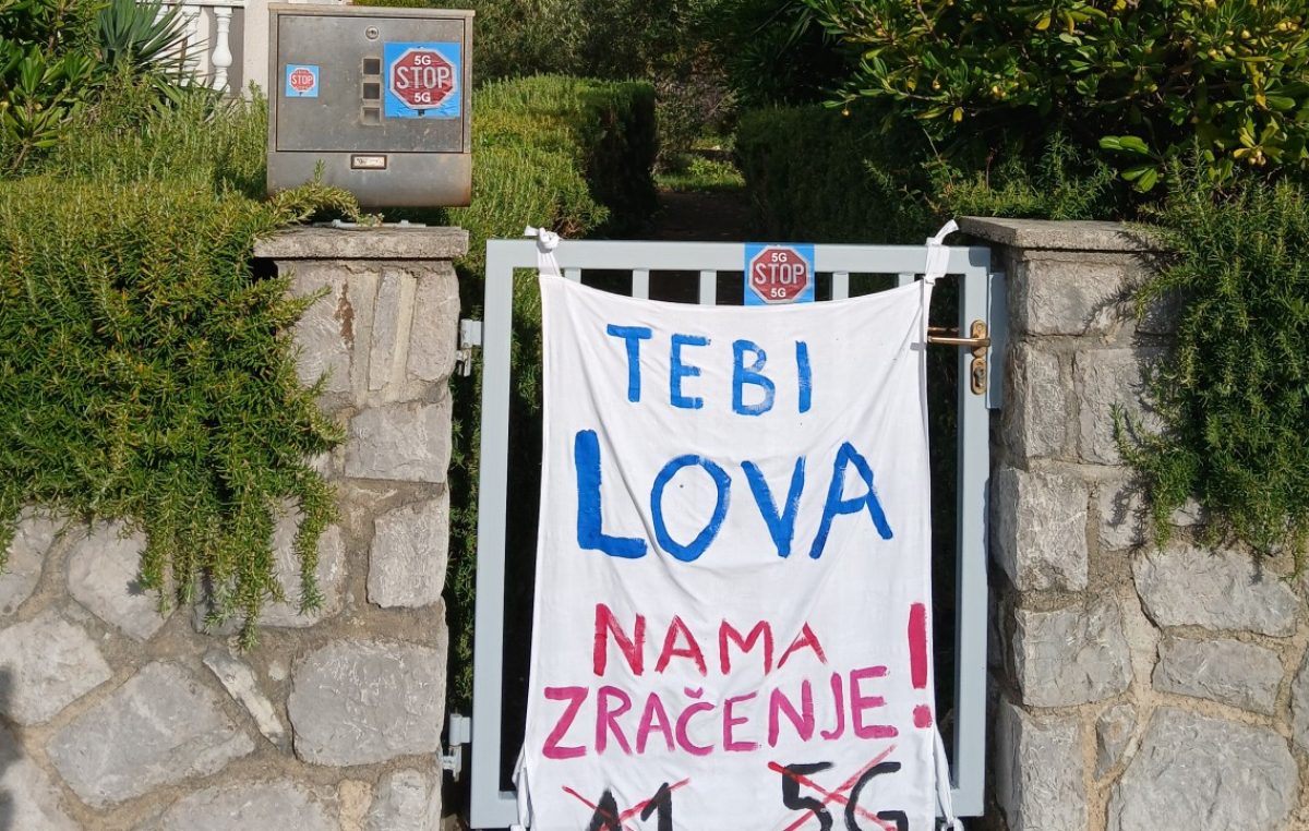 U centru grada Krka: Prosvjed susjeda protiv bazne stanice skrivene u lažnom dimnjaku