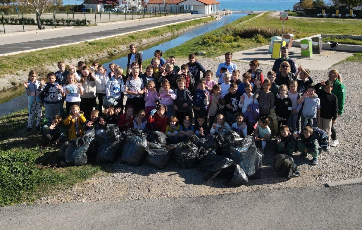 Bašćanski školarci i volonteri iz Vele Rike izvukli 83 kilograma otpada