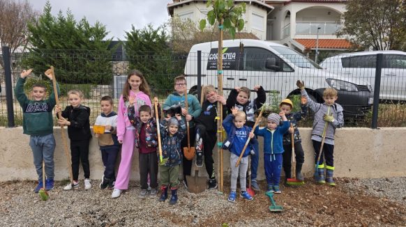 [FOTO] Zelena akcija u Korniću: Mališani pomogli posaditi autohtone murve