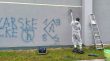 [FOTO] Vandali po školi šarali ružne poruke, malinskarski dječaci im pokazali kako se voli svoj kraj