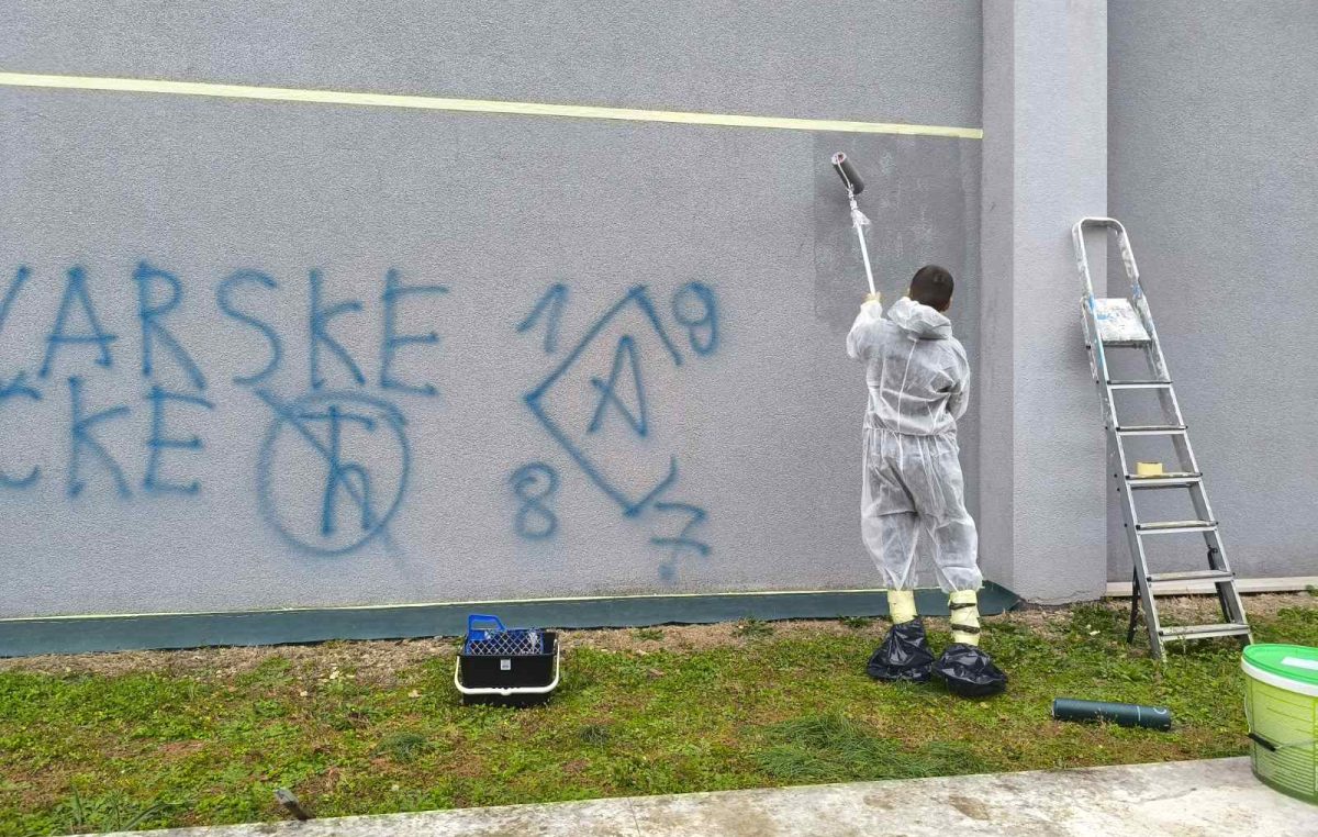 [FOTO] Vandali po školi šarali ružne poruke, malinskarski dječaci im pokazali kako se voli svoj kraj