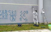 [FOTO] Vandali po školi šarali ružne poruke, malinskarski dječaci im pokazali kako se voli svoj kraj