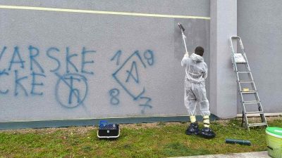 [FOTO] Vandali po školi šarali ružne poruke, malinskarski dječaci im pokazali kako se voli svoj kraj