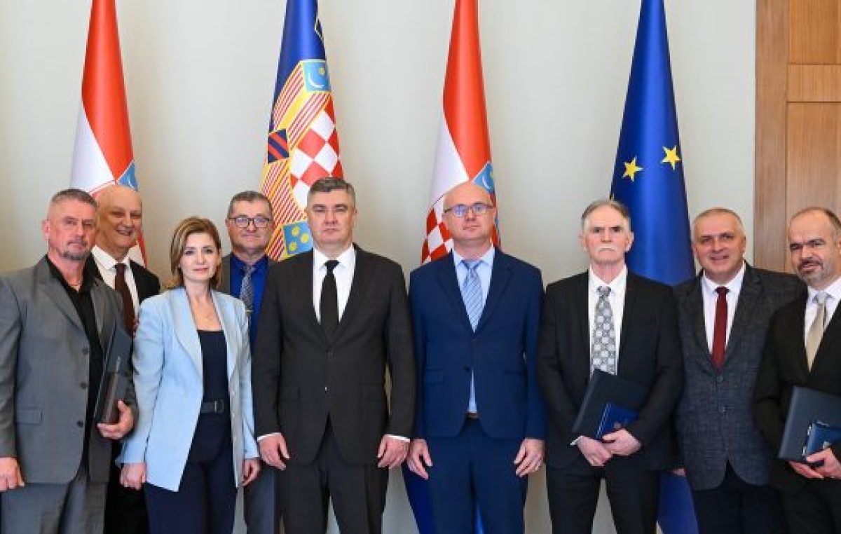 Predsjednik Republike dodijelio počasne generalske činove i odlikovanja hrvatskim braniteljima za doprinos u Domovinskom ratu