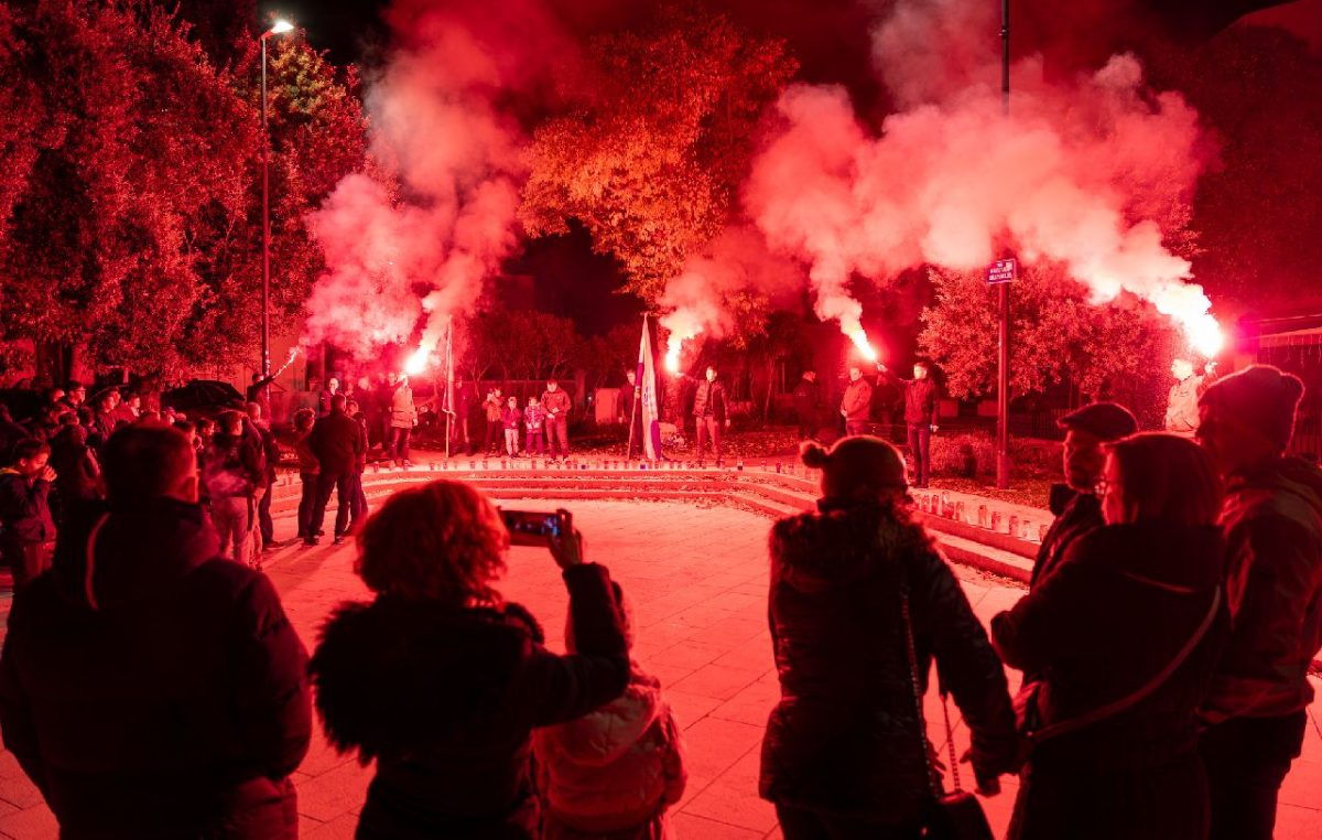 [FOTO] Dubašnica mimohodom i bakljadom obilježila Dan sjećanja na žrtvu Vukovara i Škabrnje te sve stradale u Domovinskom ratu