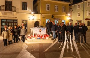 [FOTO] Grad Krk se uz svijeće i cvijeće duboko poklonio Gradu Heroju