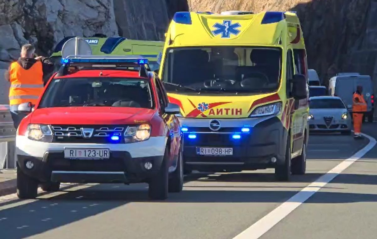 [VIDEO] Nevjerojatna prometna nesreća na Krčkom mostu: Ograda prošla kroz automobil, vozač preživio