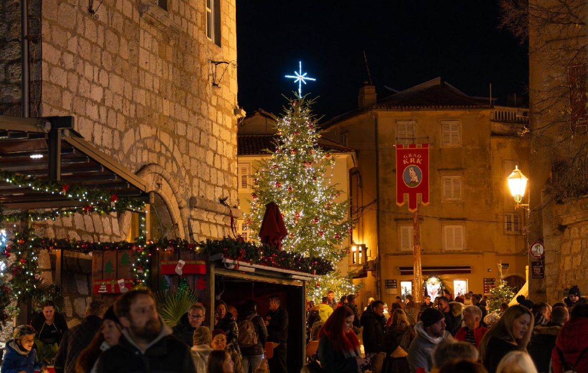 [FOTO/VIDEO] Čarolija adventa može početi: Grad Krk zasjao sjajem stotina tisuća lampica