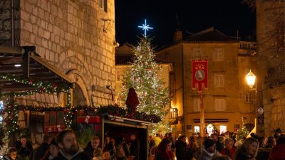 [FOTO/VIDEO] Čarolija adventa može početi: Grad Krk zasjao sjajem stotina tisuća lampica