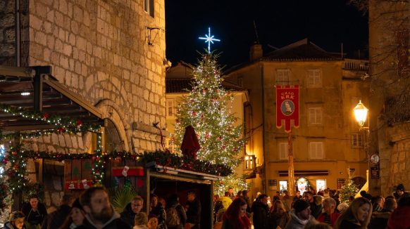 [FOTO/VIDEO] Čarolija adventa može početi: Grad Krk zasjao sjajem stotina tisuća lampica