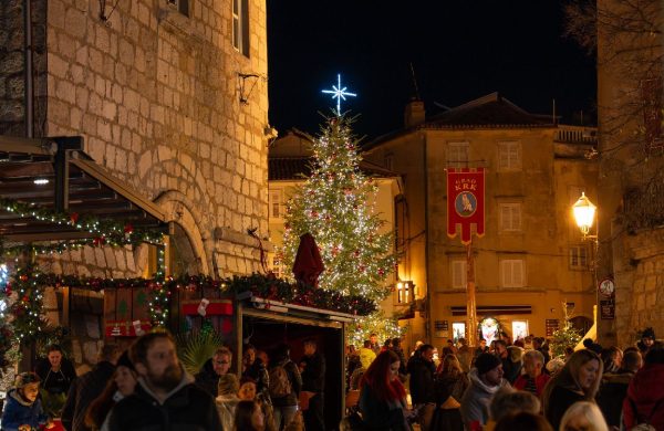 [FOTO/VIDEO] Čarolija adventa može početi: Grad Krk zasjao sjajem stotina tisuća lampica