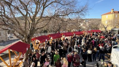 [FOTO] Sedmi Advent va Vrbniku održan u humanitarnom duhu i uz najljepše želje