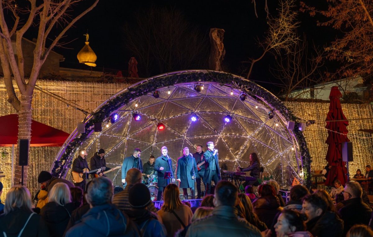 [FOTO/VIDEO] Prelijepa adventska večer u Krku uz Tiramol, Kuriktu i Grupu Cambi